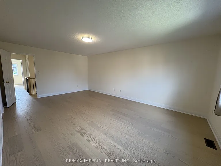 70 Maffey Cres — Photo 7