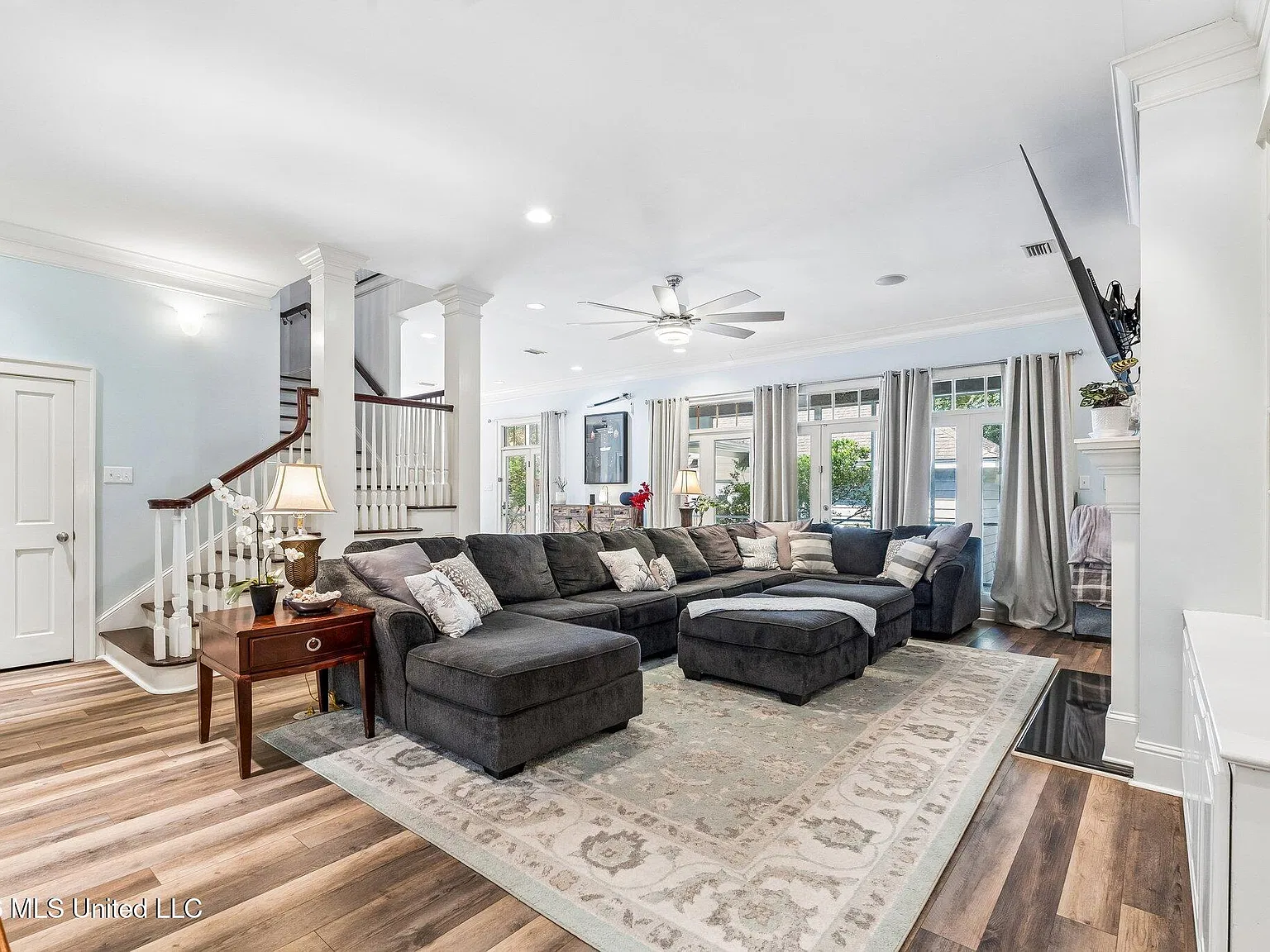 5 bed, 3.5 bath, 3479 sqft, $3,200 — Photo 2