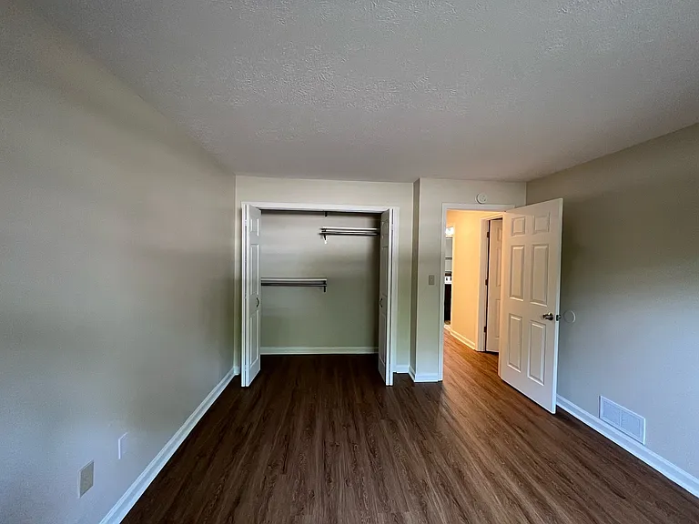 7201-7223 Beacon Hill Dr — Photo 11