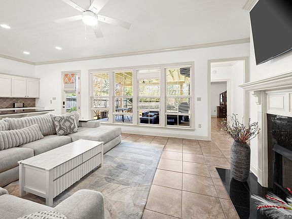 4th image of 10552 Springtree Ave