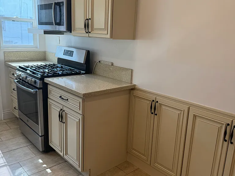 1316 N Laurel Ave #9 — Photo 4