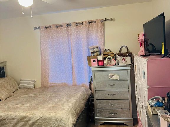 2nd image of 958 W 4th Street