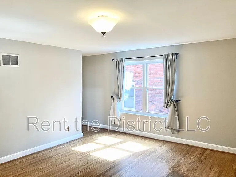 4819 8th St NE — Photo 3
