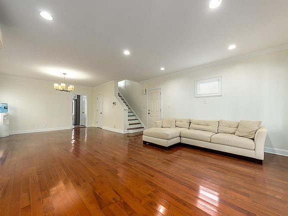 3rd image of 842 E 39th St #1