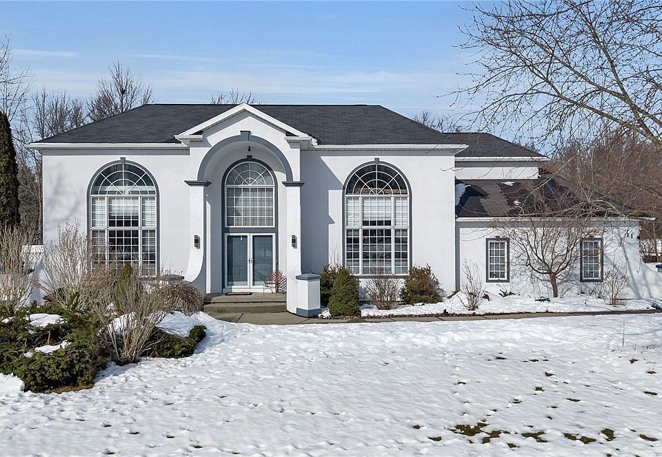 1st image of 11 Hemlock Dr
