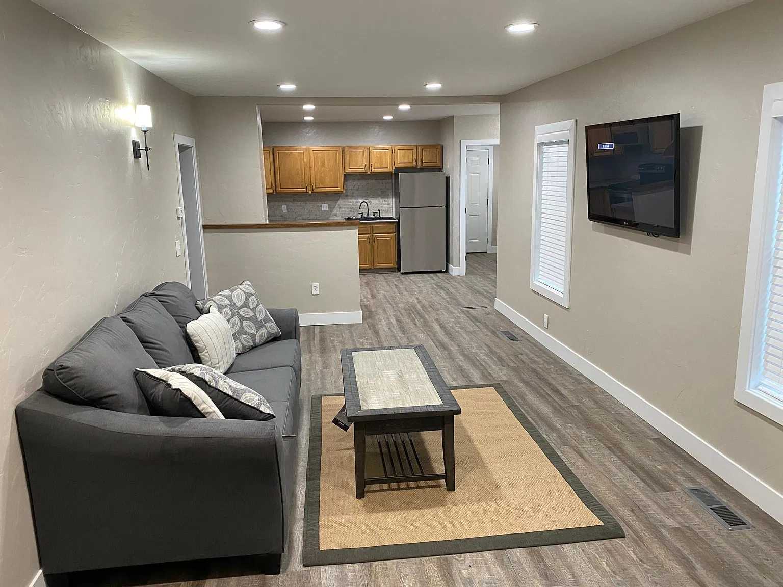 2 bed, 1100 sqft, $2,100 — Photo 1