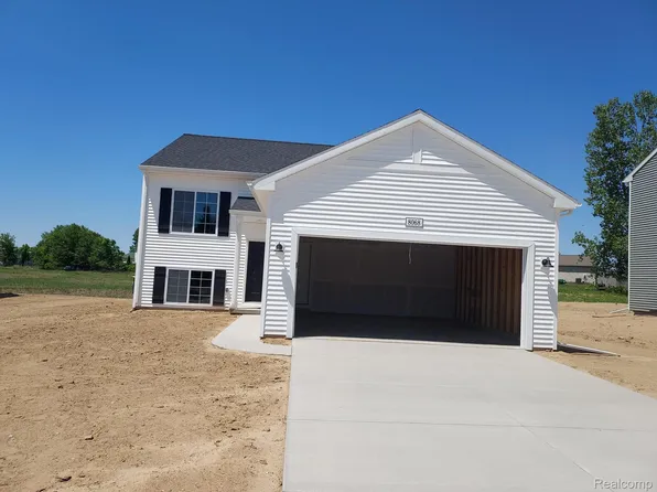 8068 Moonlight Creek Ln, Fowlerville, MI 48836