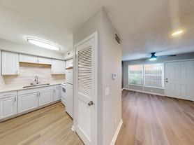 Spacious 1bedroom/ 1bathroom In Riverside Washer/Dryer & Water Included! ** First Floor **, 1 br / 1.0 ba, $1100