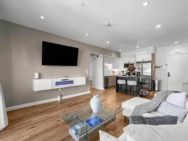 10247 Variel Ave — Photo 12
