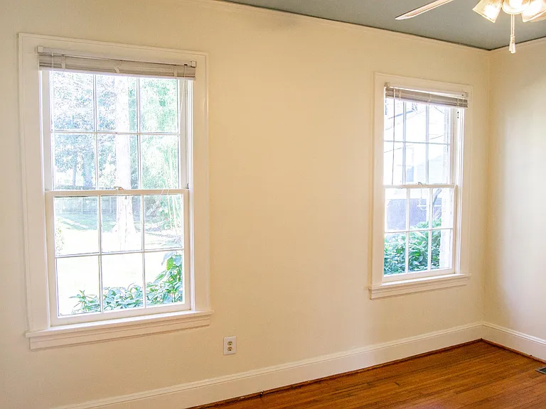 Dining Room (also works well as an open office!)