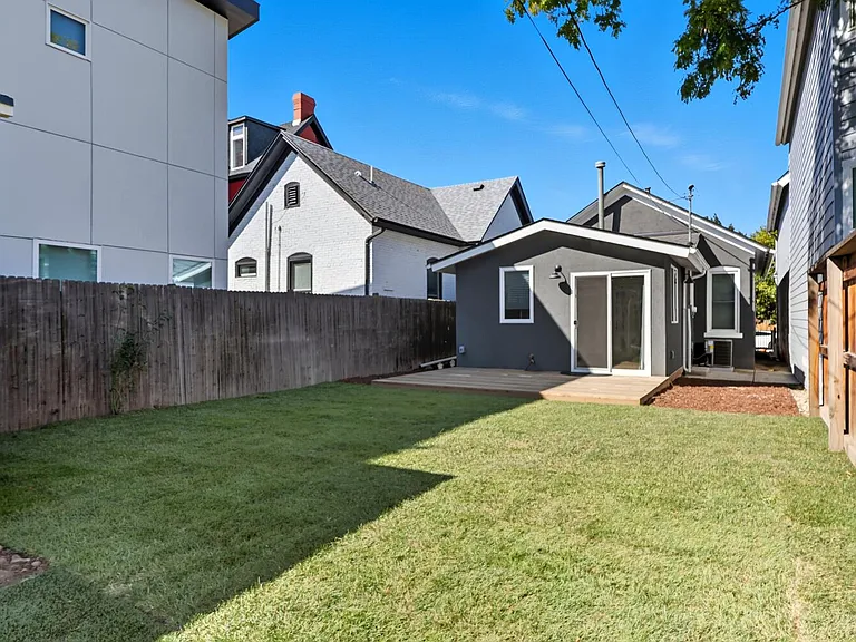 2446 Tremont Pl — Photo 10