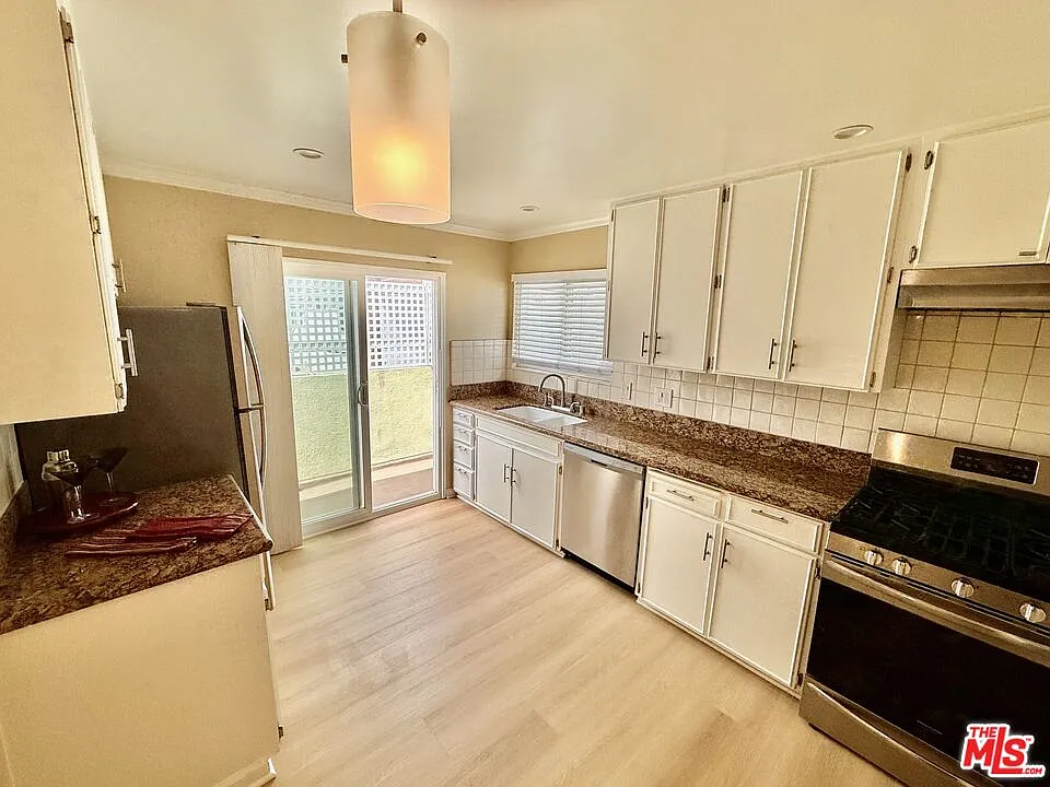 3 bed, 2.0 bath, 1300 sqft, $3,995 — Photo 2