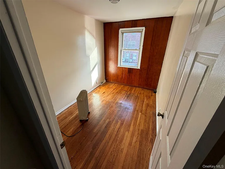 918 E 81st St — Photo 14