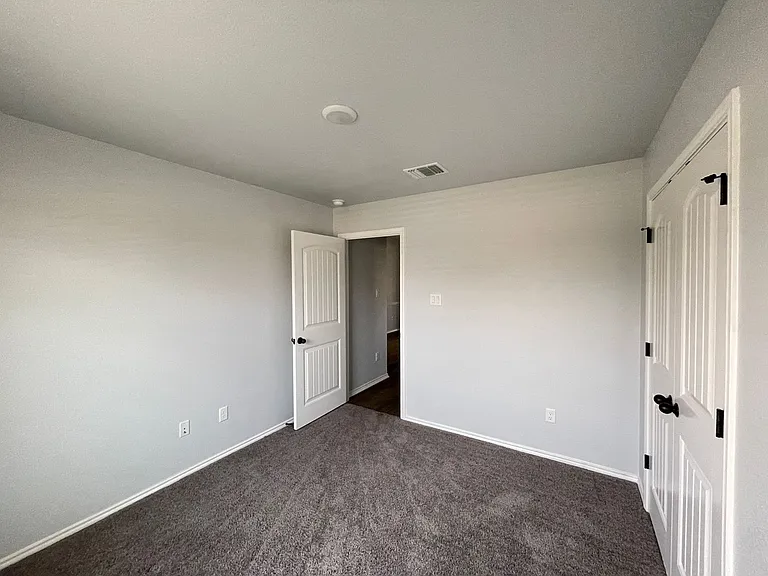 808 Hickok Dr — Photo 6