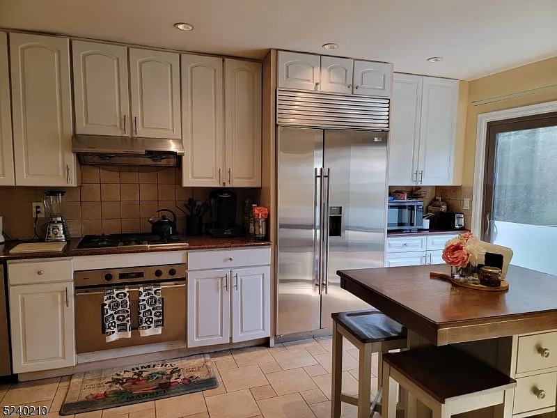 3 bed, 2.5 bath, 1868 sqft, $3,400 — Photo 4