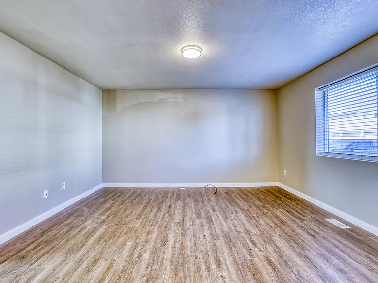Selkirk Apartments — Photo 13