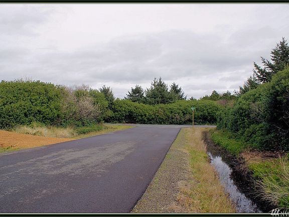 4th image of 417 Ocean Spray Dr