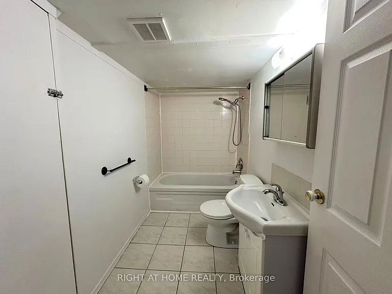 4125 Bishopstoke Ln #LOWER — Photo 7
