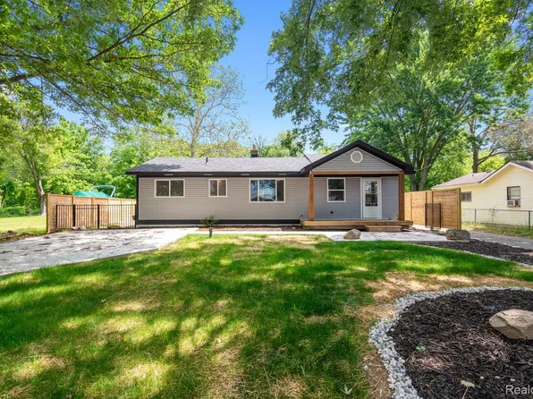 3166 Highland Blvd, Highland, MI 48356