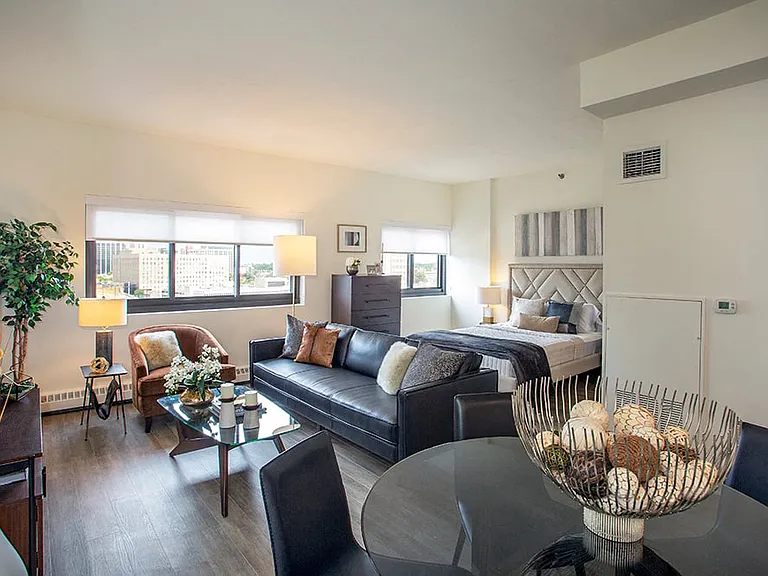 The Metro features Large Alcove Studios