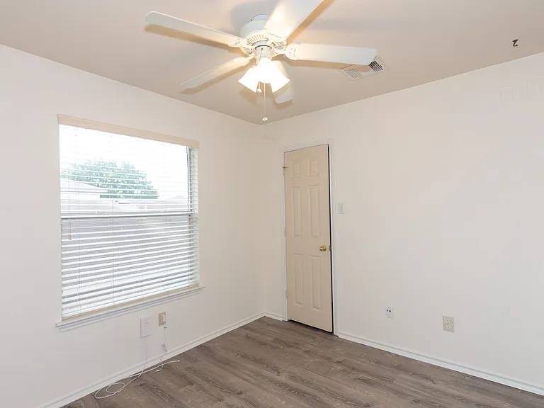 913 Coronation Way — Photo 36