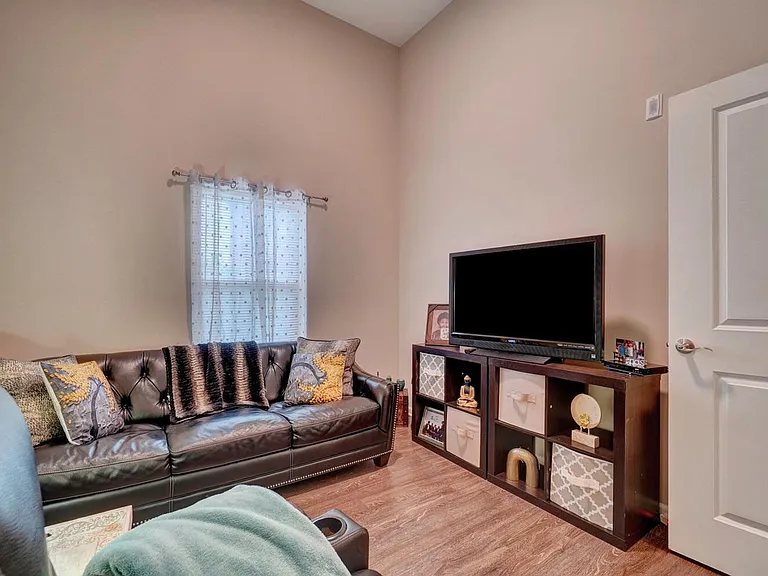 Holley Pointe — Photo 12
