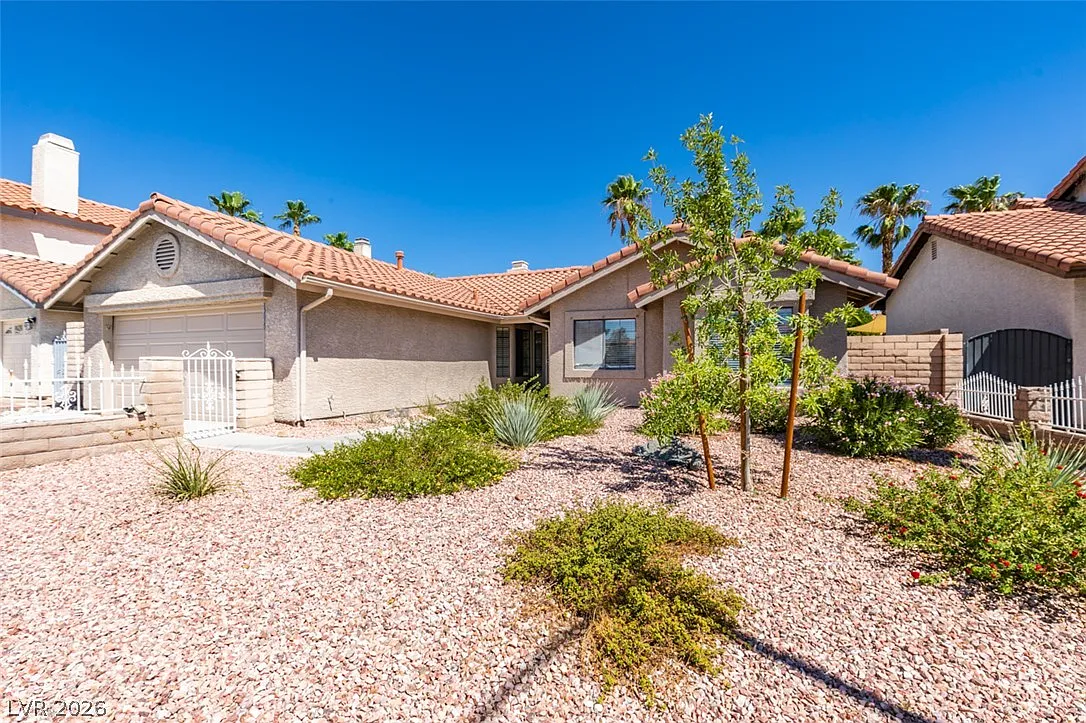 3 bed, 2.0 bath, 1555 sqft, $1,850 — Photo 2