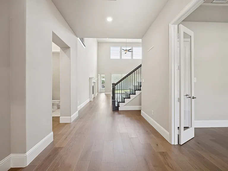 2521 Hampstead Ln — Photo 2