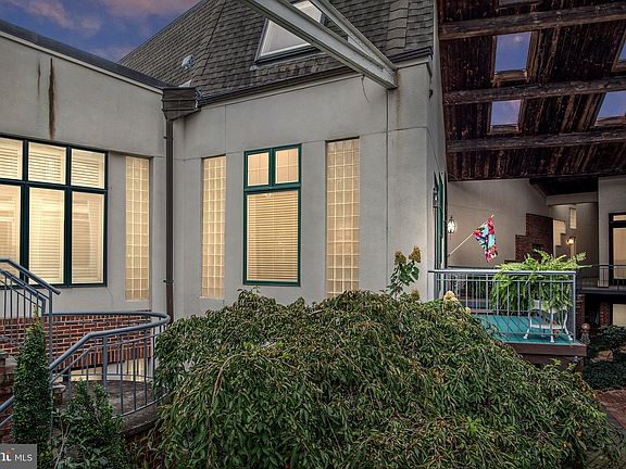 2nd image of 524 Hanover St