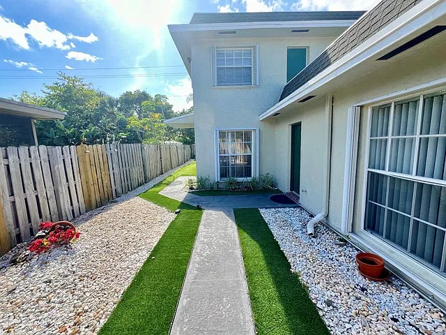 3 bed, 2.5 bath, 2393 sqft, $2,900 — Photo 4