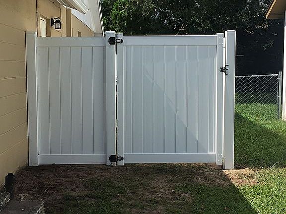 New vinyl fence gate