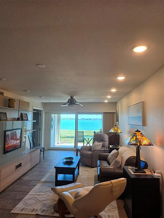 2 bed, 2.0 bath, 915 sqft, $2,400 — Photo 3
