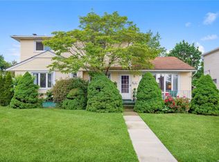 18 Elizabeth Dr, Bethpage, NY 11714