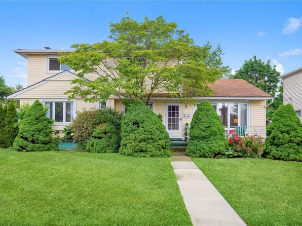 18 Elizabeth Dr., Bethpage, NY 11714