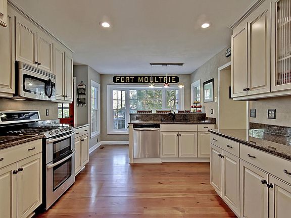 672 Castle Pinckney - Kitchen