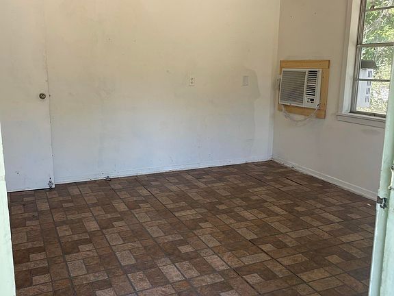 4th image of 318 Dr Martin Luther King Jr Ave
