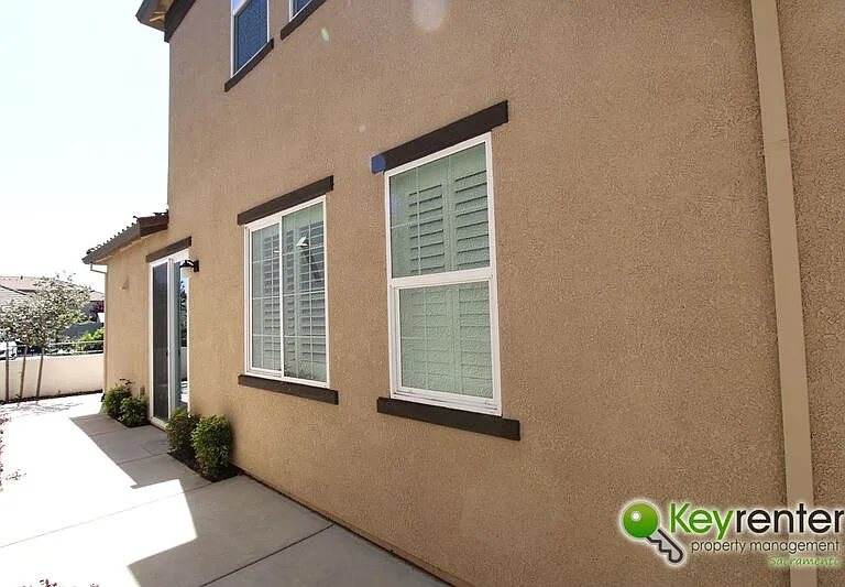 1061 Chapelhill Ln — Photo 4