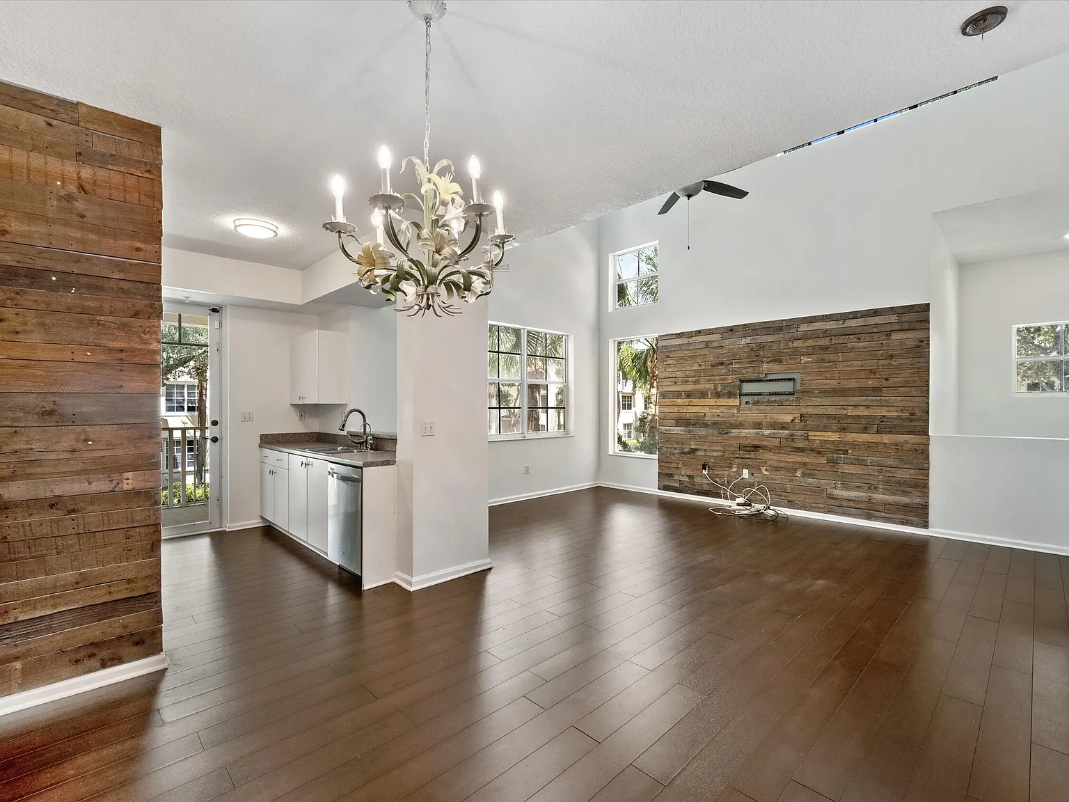 3 bed, 3.0 bath, 1425 sqft, $3,500 — Photo 3
