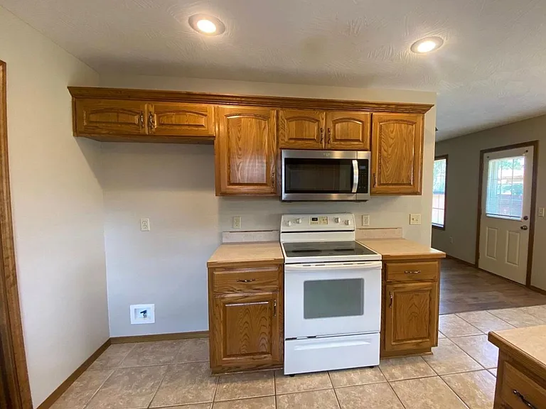 984 W Bates Dr — Photo 3