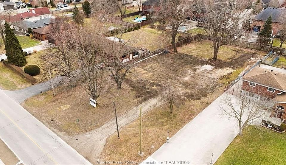 1st image of 1122 Reaume Rd