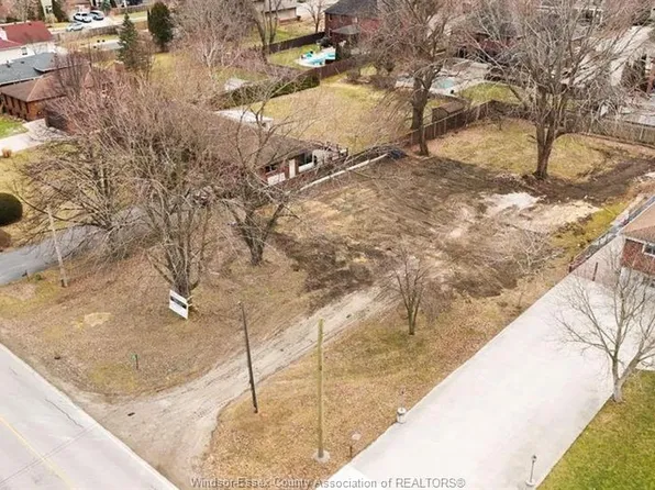 1122 Reaume Rd, Lasalle, ON N9J 1C1