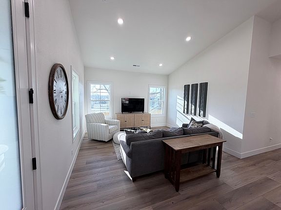 4th image of 205 S 3rd Avenue