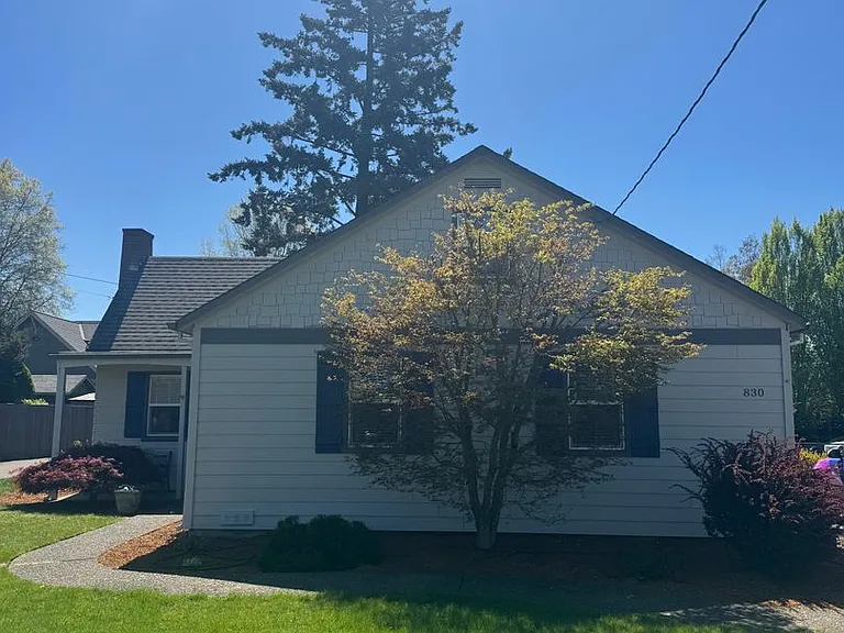 830 NE Sunrise Ln — Photo 2