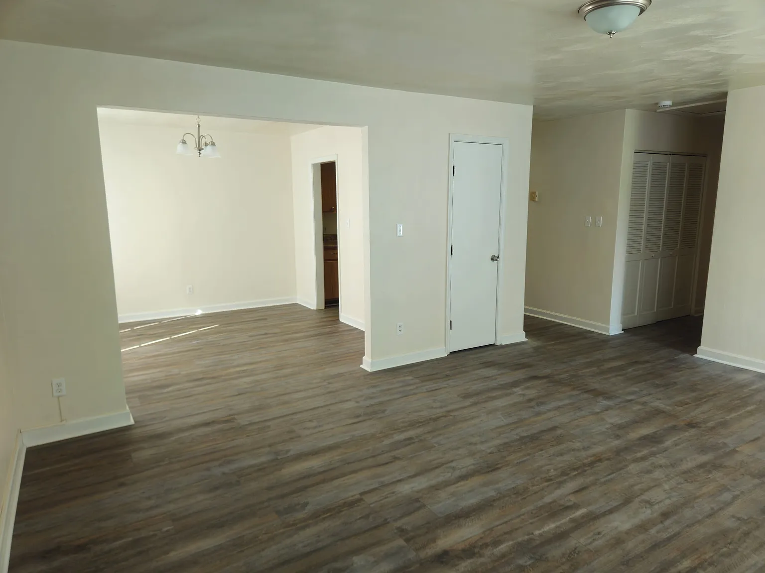3 bed, 1100 sqft, $1,600 — Photo 3