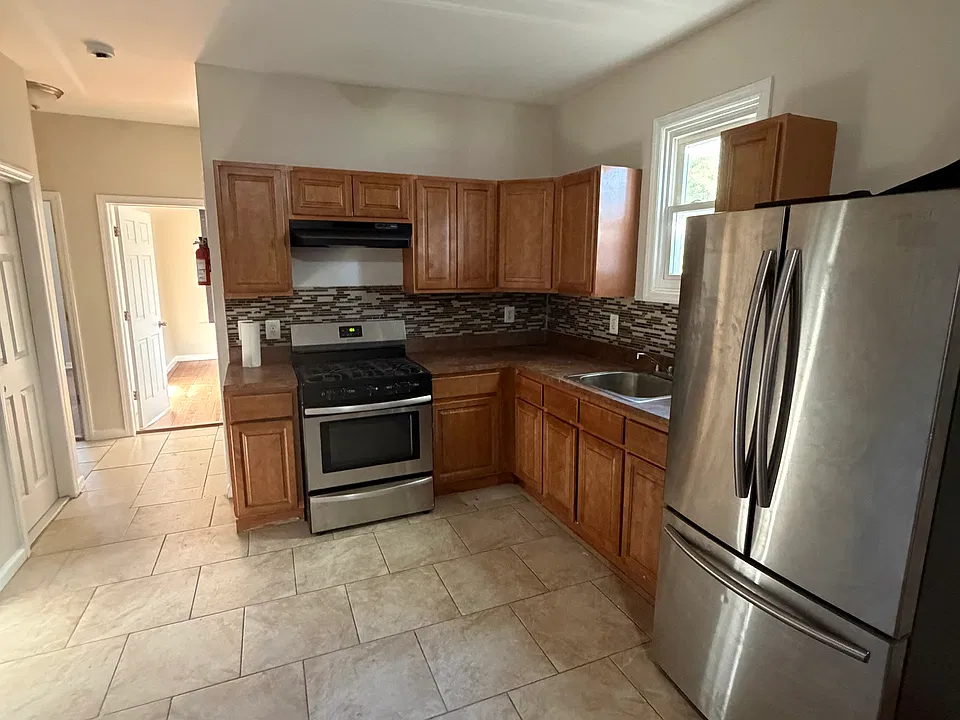 136 Dewey St #1R