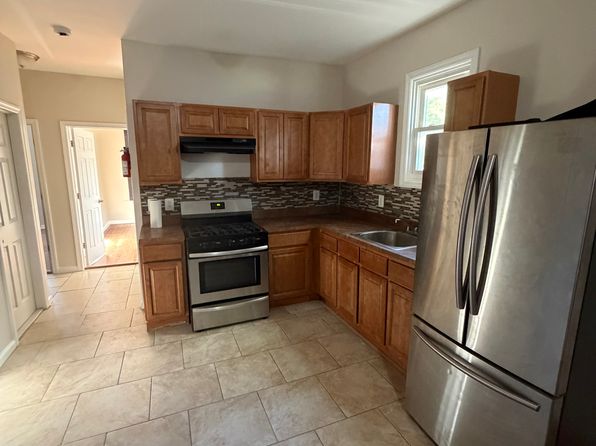 136 Dewey St #1R