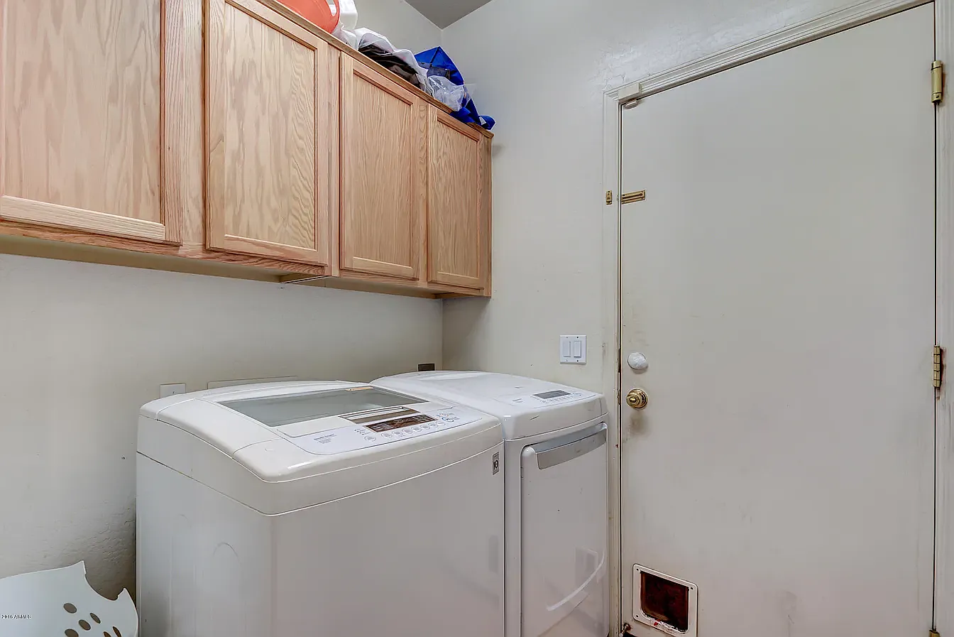 5 bed, 3060 sqft, $3,950 — Photo 3