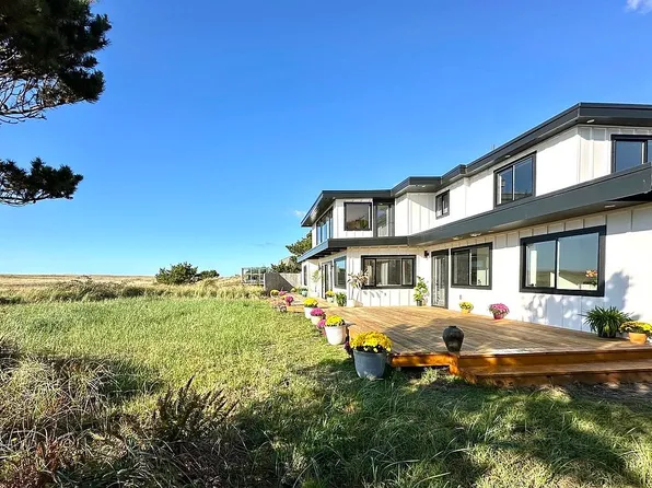 89914 Ocean Dr, Warrenton, OR 97146
