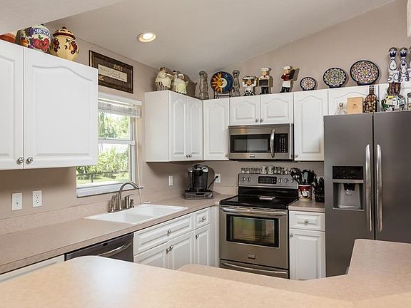 4th image of 23506 Dunstan Ave