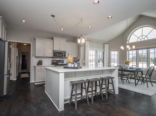 1740 Creek Ridge Ct, Cedarburg, WI 53012